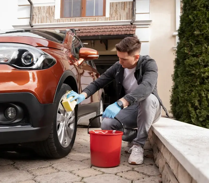 Lavage auto à domicile Arzenc-de-Randon : professionnel intervenant sur un véhicule